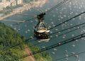 Cabine do Bondinho Pão de Açúcar sobre a paisagem da Urca e a baía, no Rio de Janeiro