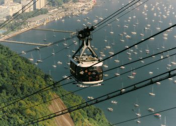 Cabine do Bondinho Pão de Açúcar sobre a paisagem da Urca e a baía, no Rio de Janeiro