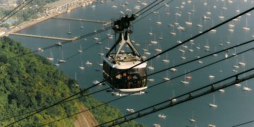 Cabine do Bondinho Pão de Açúcar sobre a paisagem da Urca e a baía, no Rio de Janeiro
