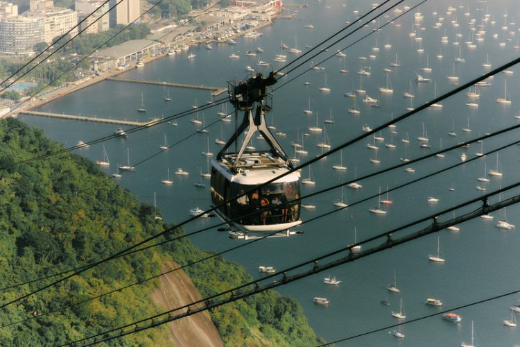 Cabine do Bondinho Pão de Açúcar sobre a paisagem da Urca e a baía, no Rio de Janeiro