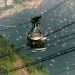 Cabine do Bondinho Pão de Açúcar sobre a paisagem da Urca e a baía, no Rio de Janeiro