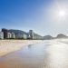 Vista panorâmica da Praia de Copacabana, com mar, faixa de areia e edifícios da orla do Rio de Janeiro
