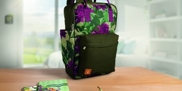 Mochila, cadernos e caneta da linha Natura Crer Para Ver sobre uma mesa