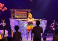 Montagem de três fotografias do musical Roça Cri-criativa, com artistas no palco e crianças participando diante da cena.