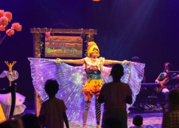 Montagem de três fotografias do musical Roça Cri-criativa, com artistas no palco e crianças participando diante da cena.