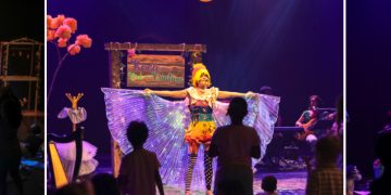 Montagem de três fotografias do musical Roça Cri-criativa, com artistas no palco e crianças participando diante da cena.