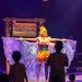 Montagem de três fotografias do musical Roça Cri-criativa, com artistas no palco e crianças participando diante da cena.