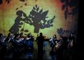 Orquestra durante o espetáculo Sombras Musicais com projeções de teatro de sombras