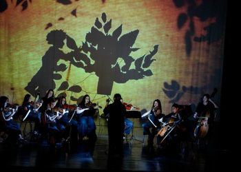 Orquestra durante o espetáculo Sombras Musicais com projeções de teatro de sombras