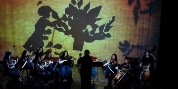 Orquestra durante o espetáculo Sombras Musicais com projeções de teatro de sombras