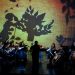 Orquestra durante o espetáculo Sombras Musicais com projeções de teatro de sombras
