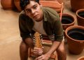 Tiago Tunes sentado com bandolim de 10 cordas. Foto: Van Papillo.