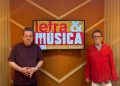 Professor Pasquale e Tom Zé no cenário do programa Letra & Música. Foto: Bruno Trentin / Acervo TV Cultura.