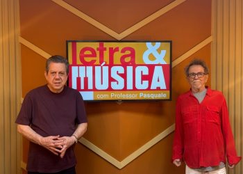 Professor Pasquale e Tom Zé no cenário do programa Letra & Música. Foto: Bruno Trentin / Acervo TV Cultura.