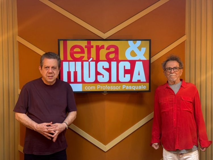 Professor Pasquale e Tom Zé no cenário do programa Letra & Música. Foto: Bruno Trentin / Acervo TV Cultura.